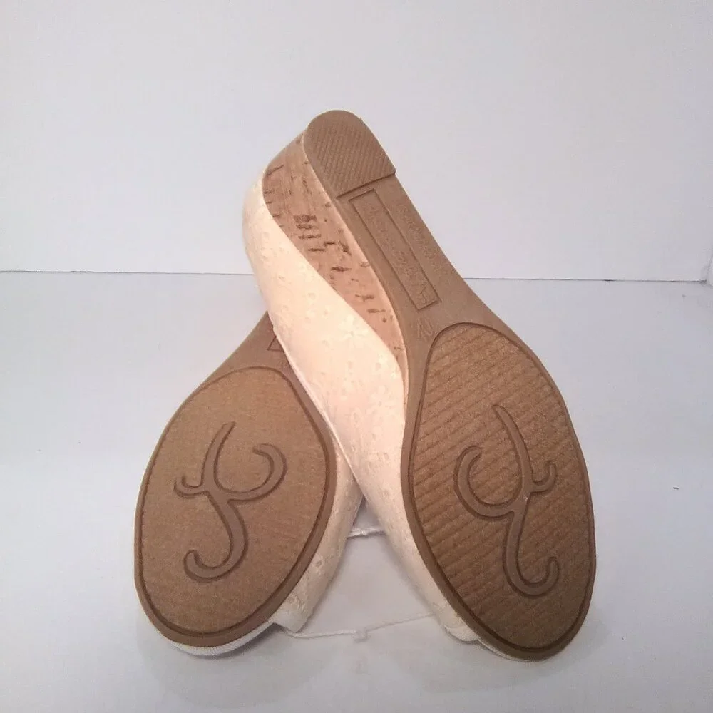 American Eagle Kids/Little Girls Wedge Heel Shoes Color Cream Size 10 1/…